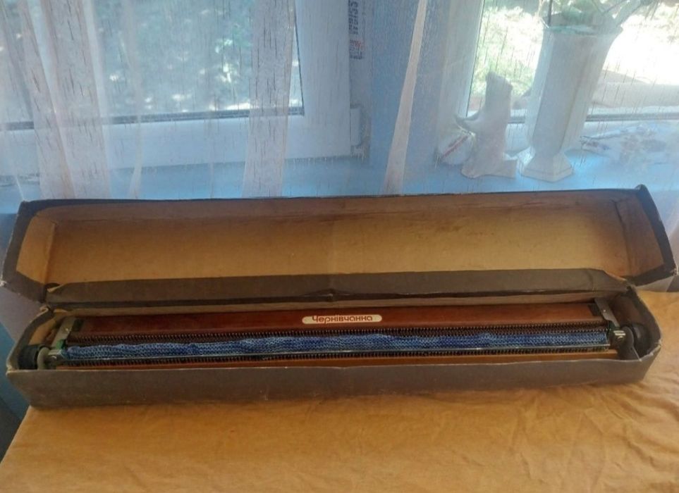 Mașină veche de tricotat de colecție.