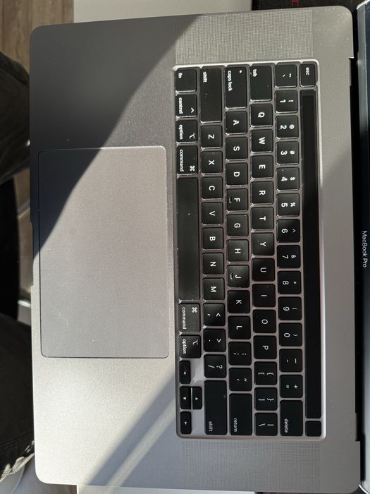 MacBook Pro 16″ – i7 | 16GB | 512GB | Factură & Cutie