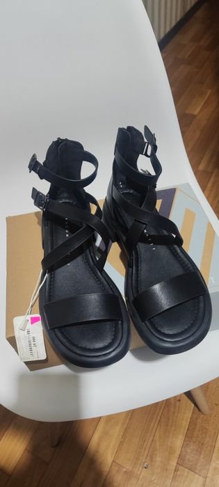 Продам сандали новые