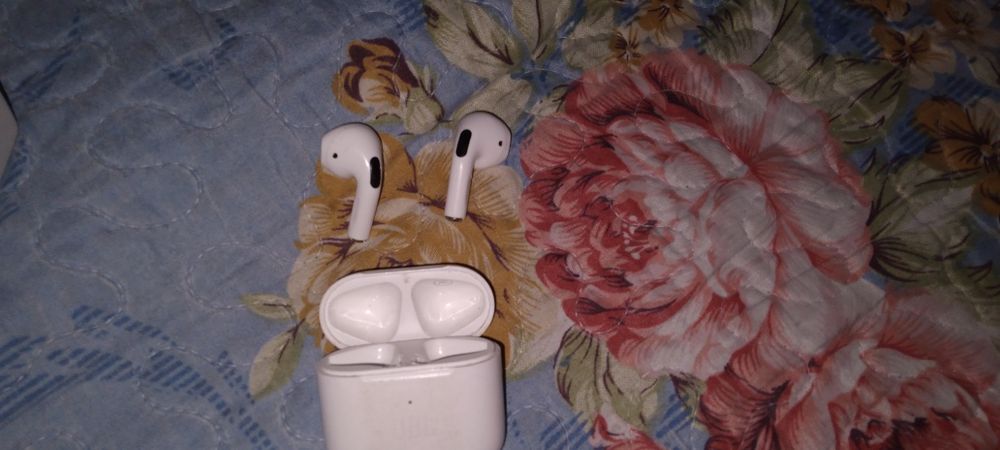 Продам эйр подс JBL на запчасти