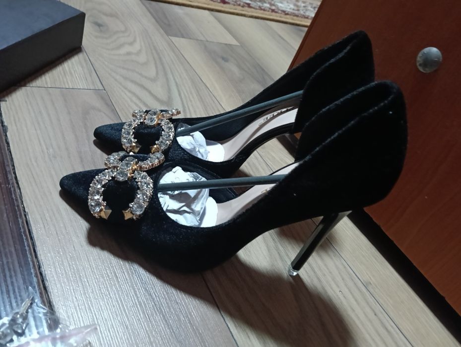 Pantofi cu toc din catifea