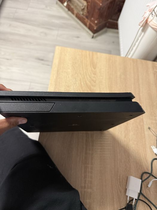 Vând PS4 Slim cu o singura maneta