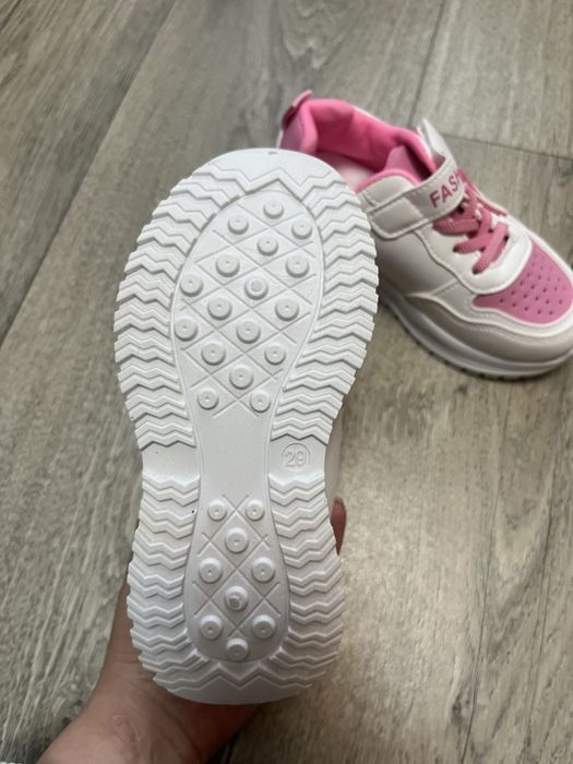 Кроссовки на девочку р29