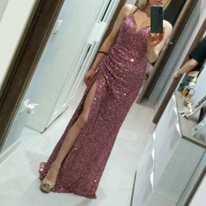 Бална рокля с пайети и цепка