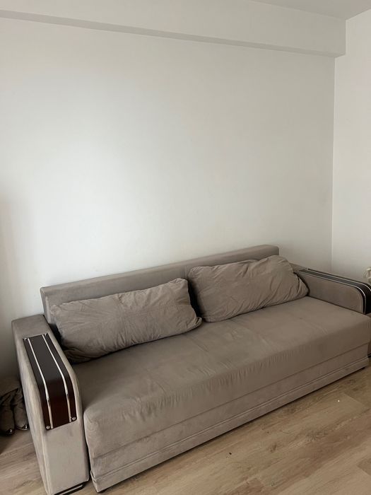 Vând canapea în stare foarte bună