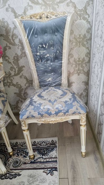 Mebel megmon kutishga, yevropa usubda yaslagan. 12 stuli bor