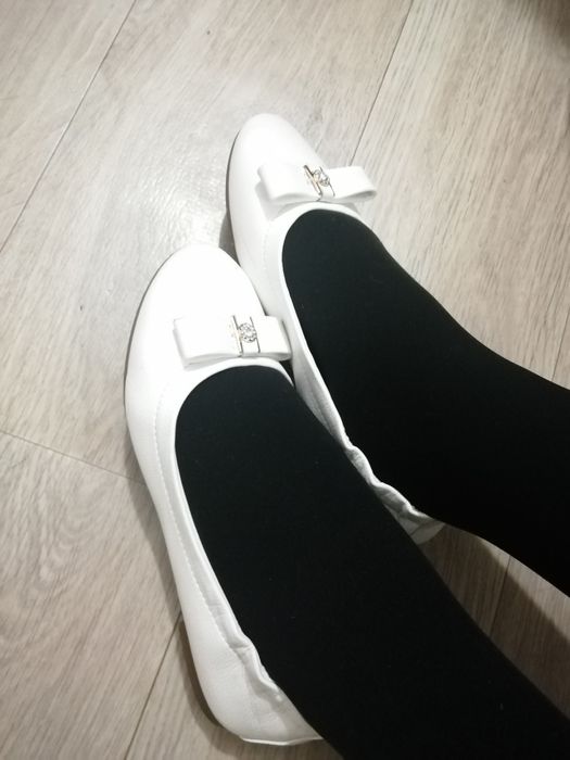 Продам белые балетки