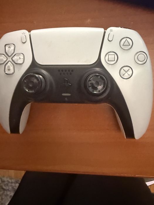 Vand ps 5 in stare excelenta se ofera o maneta