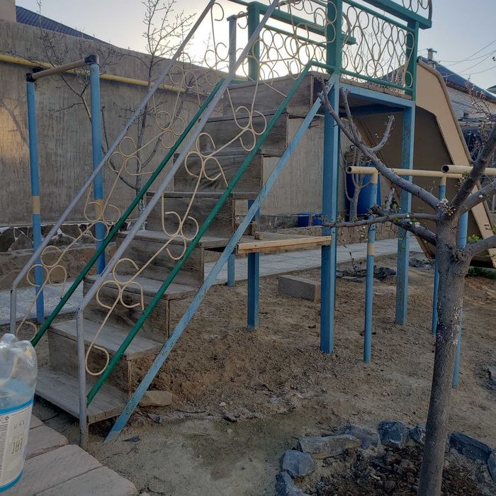 Продается детская горка из металла.