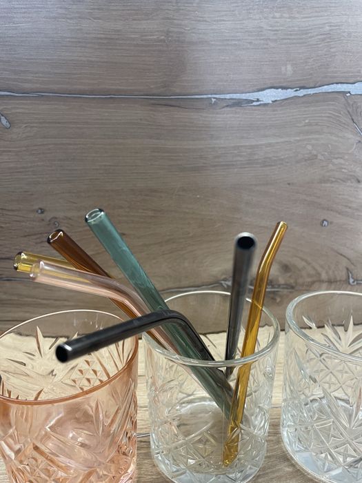 Хрустальные стаканы и трубочки