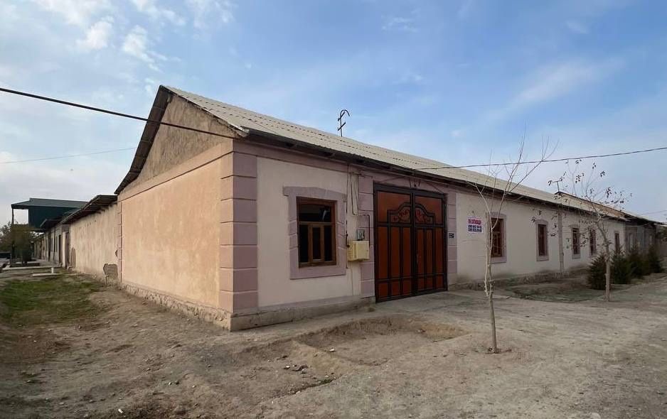 Hovli sotiladi. Farhod savxozdan mostni oldida joylashgan.