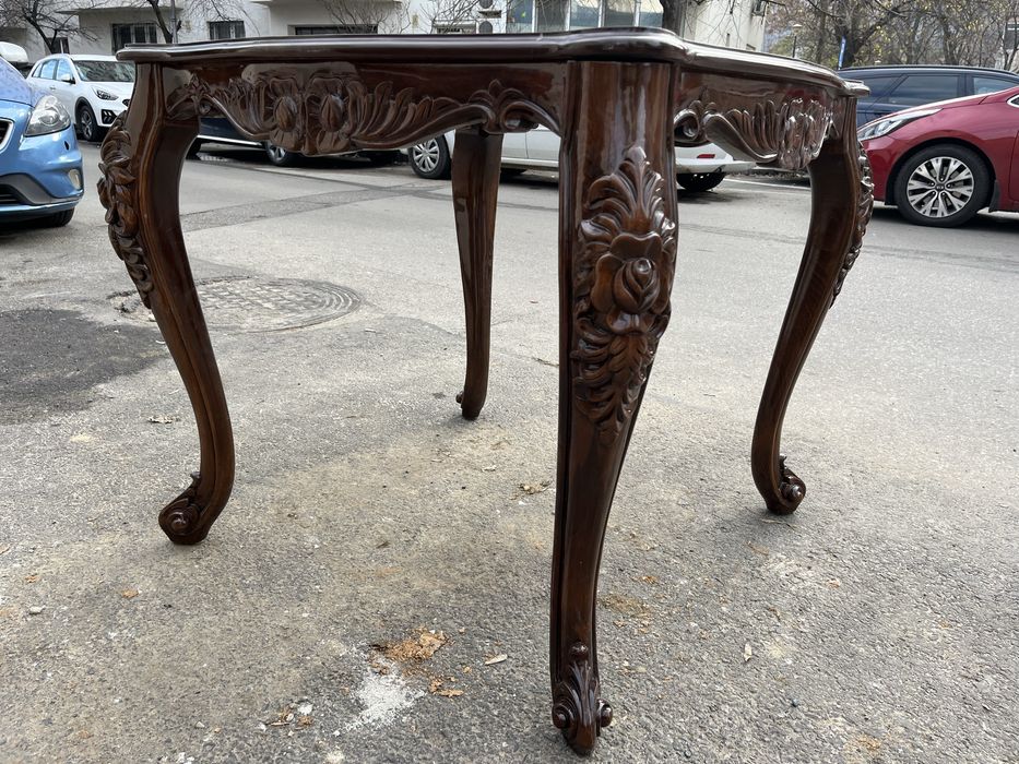 Vand 3 mese sculptate din lemn.