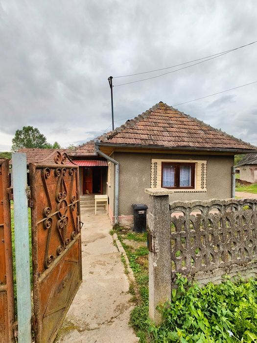 Vând Casă bătrânească cu teren, la 40km de Cluj-Napoca