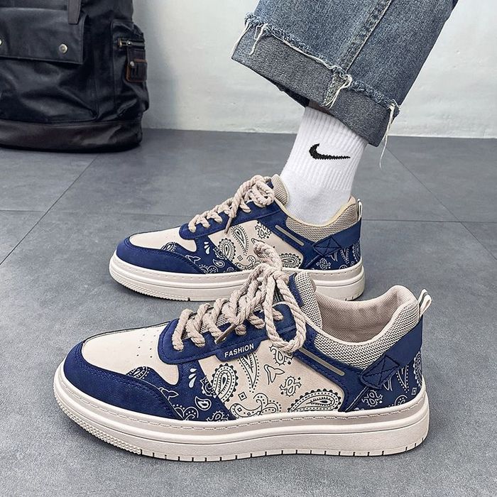 Кроссовки продам