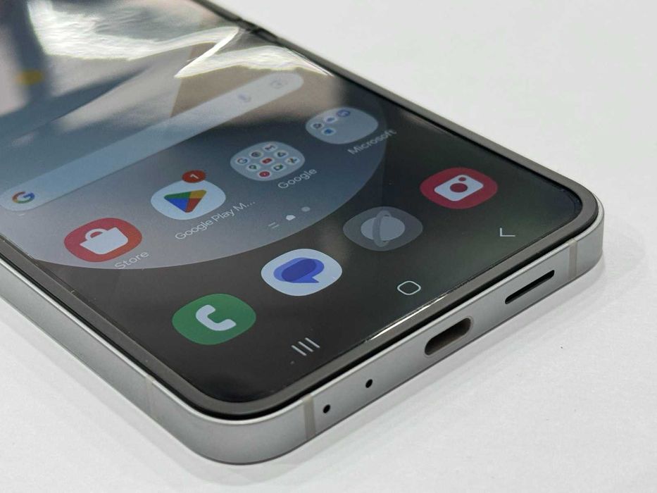 Телефон - Samsung Galaxy Z Flip6 / 256GB