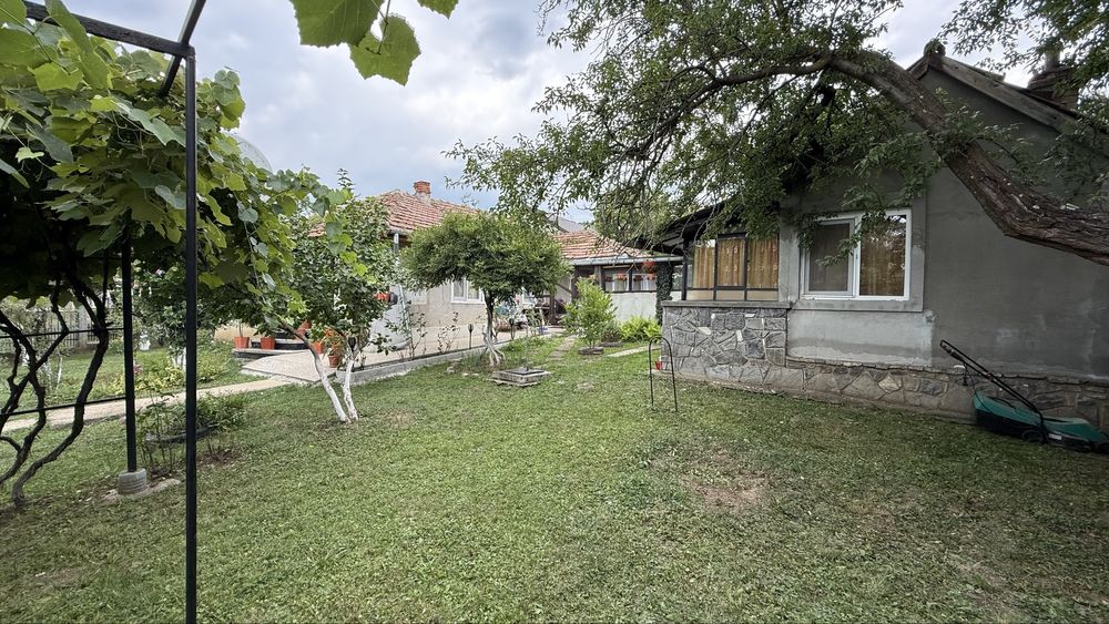 Teren de vanzare cu toate utilitatile necesare .