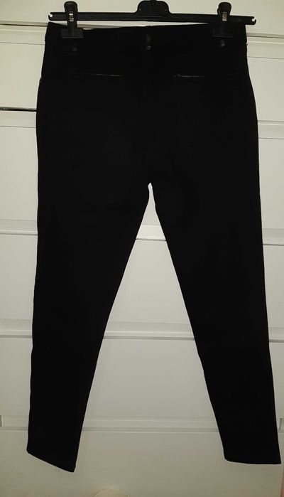 Blugi conici cu insertii de piele negri Zara