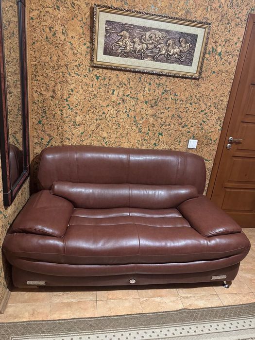 продается кожаный диван
