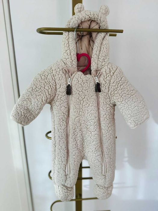 Детски дрехи на различни марки и различни размери