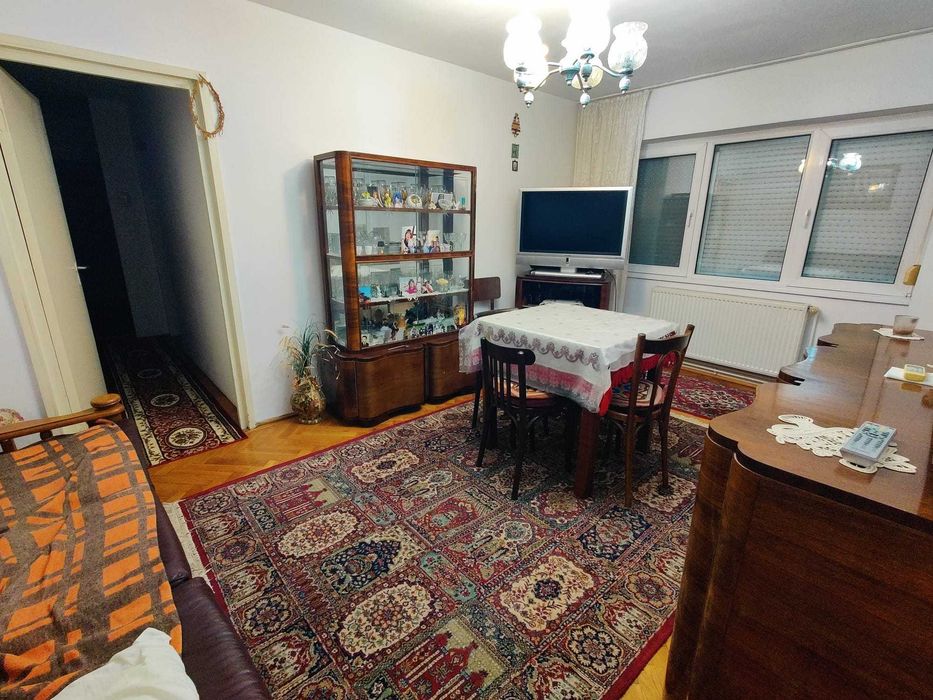 Inchiriez apartament 3 camere Boul Rosu