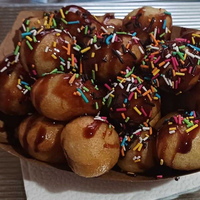 Mix de gogosi bile si donuts 20 lei 1 kg.