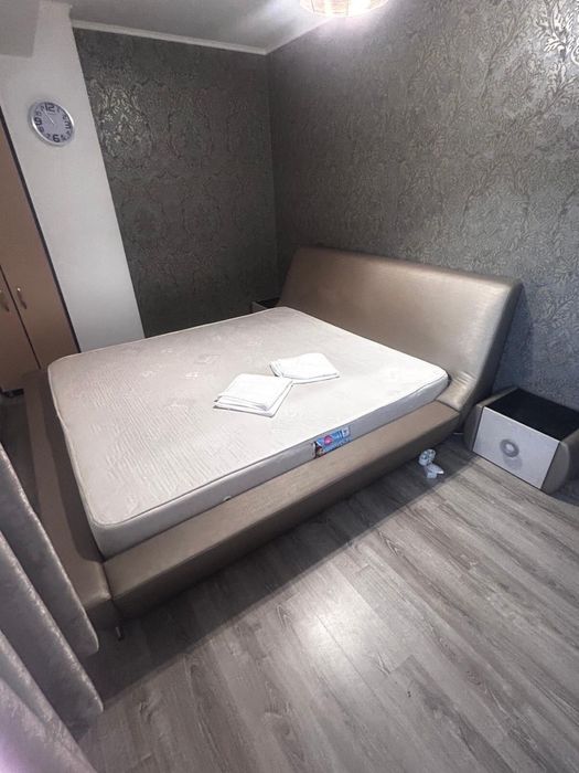 Pat  200/ 220 cu saltea de 180/200 si 2 noptiere