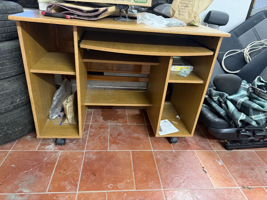 Birou pal spatios cu rotite