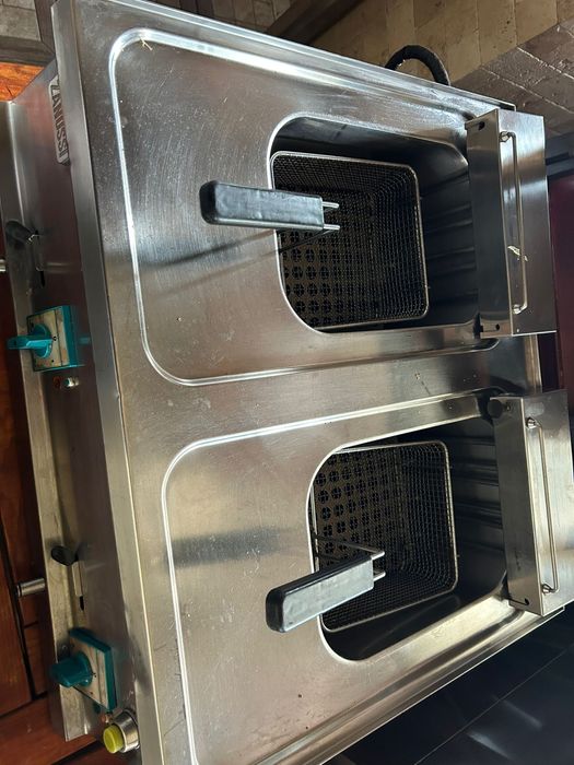 Vand fripteuze pe curent gaz caruta utilata fast-food,masina gogosi ,masa calda ,gratar rotund,vitrina rece,diverse pt fast-food restaurant!
