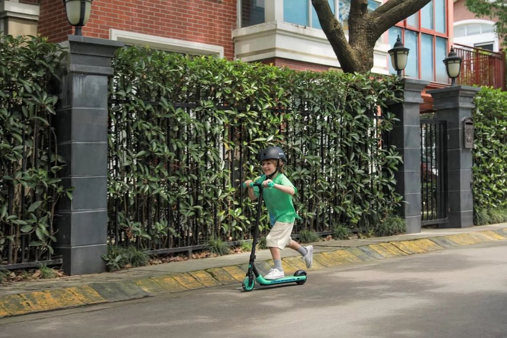 Детска електрическа тротинетка Ninebot Kick Scooter A 6 + Зарядно