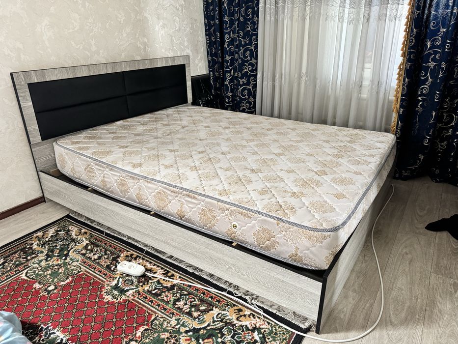 Спальный кроват Шкаф тумба и тримон зор холатида срочно сотаман