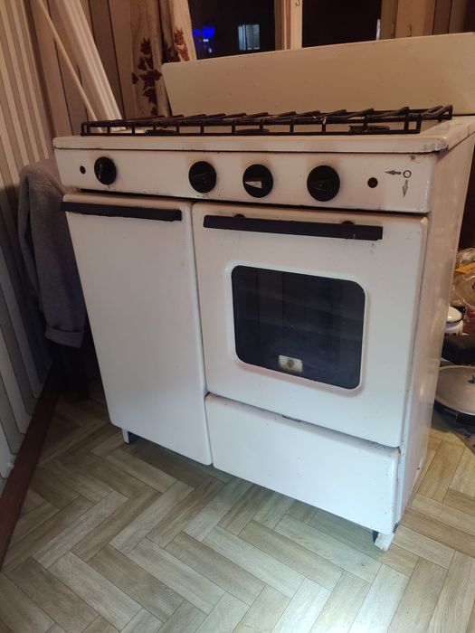 Продам  рабочую газовую плиту 5000