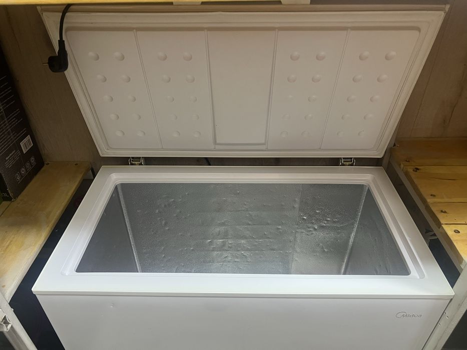 Продам морозильник Midea объём 200 л.