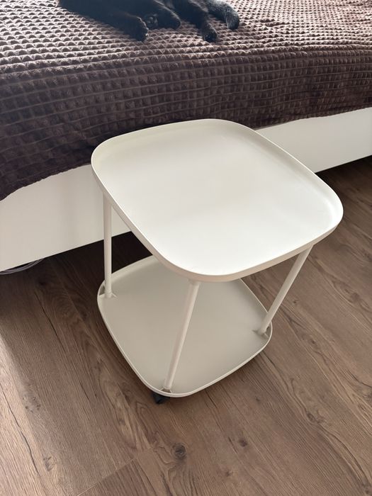 Прикроватный стол на колесиках