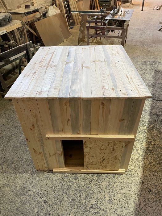 Будка для собаки  средних размеров