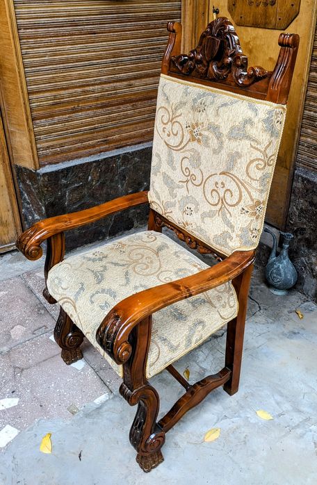 Антикварные стулья ,кресла после качественной реставрации.