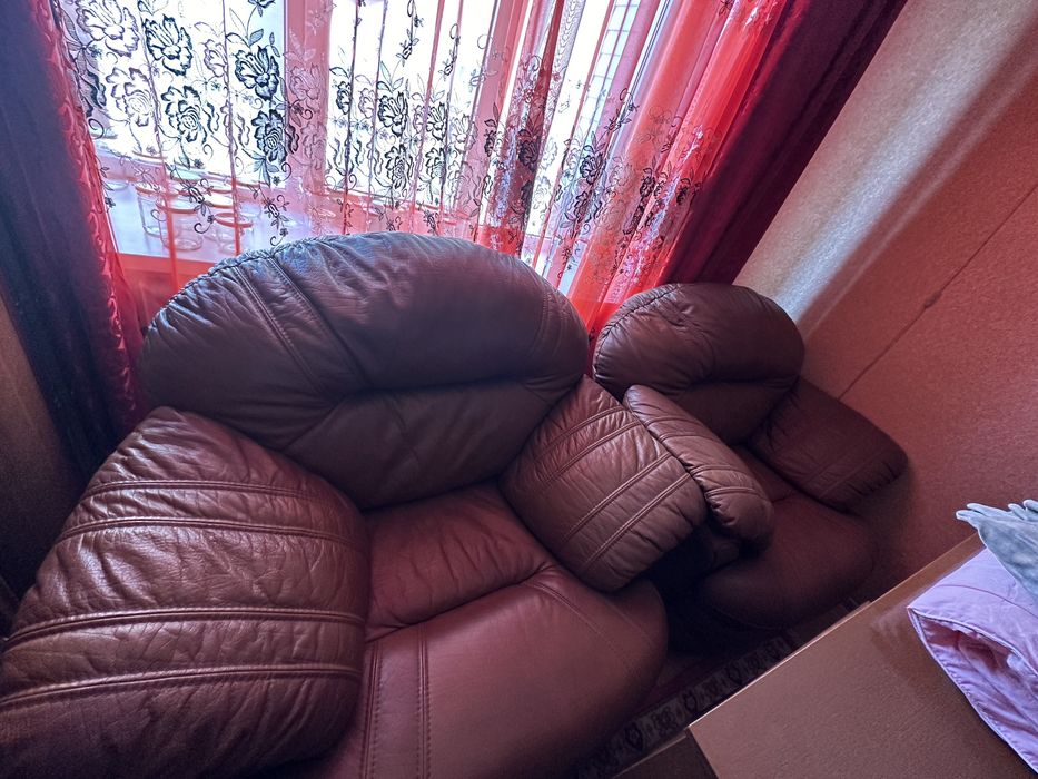 Кожаный диван и 2 кресла