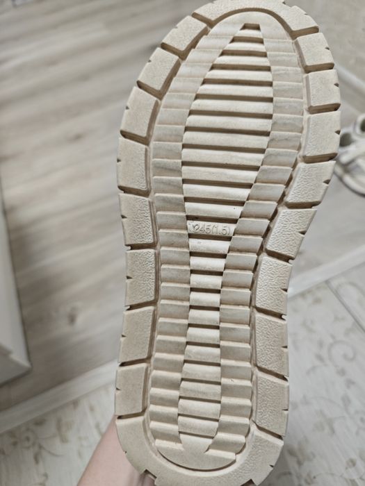 Ботинки зимние, светлые