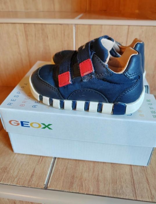Vând adidași Geox
