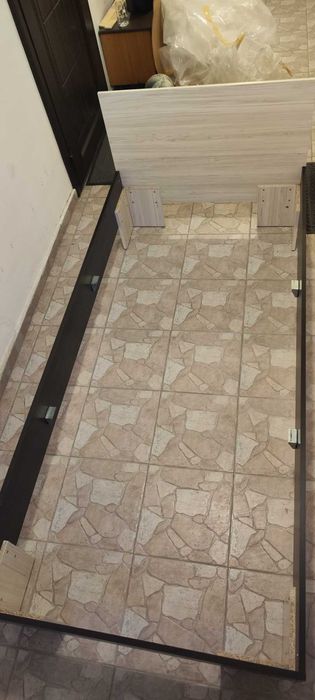 Продавам 2 легла с подм.рамки и матраците