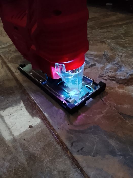 Fierestrău pendular Milwaukee cu acumulator de 6a