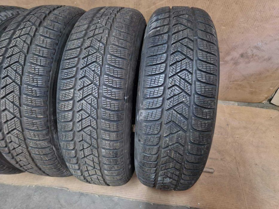 4 Pirelli R17 215/65
зимни гуми
DOT3621