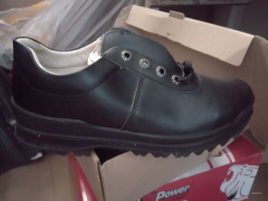 Продавам нови  обувки кубинки и половинки