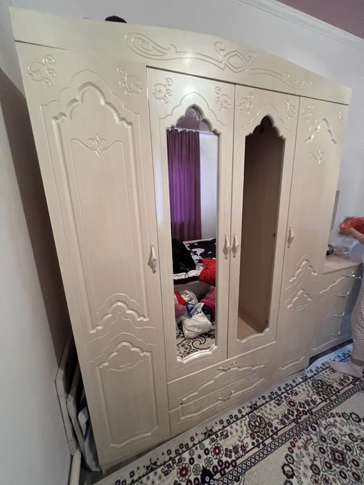 Шкаф и туалетный столик