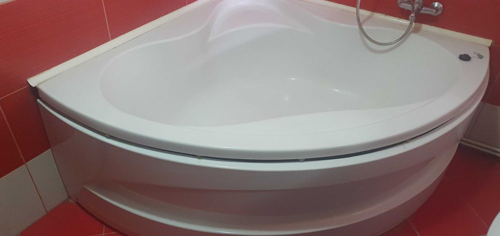 Cadã pe colț  acril. Dimensiuni 140/ 140. 700 Lei.