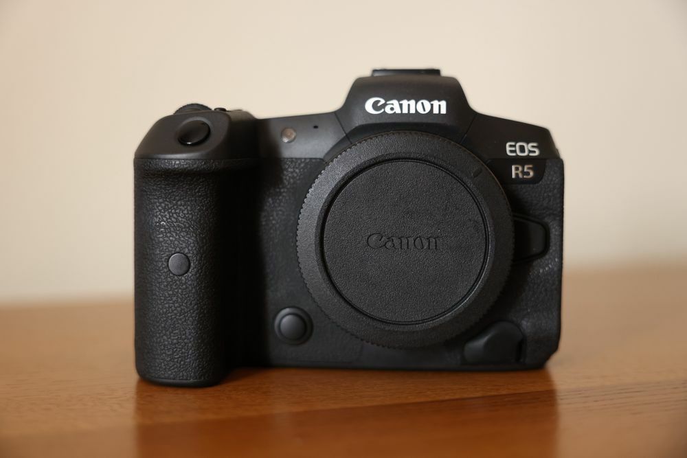 Продам Canon EOS R5 (body)