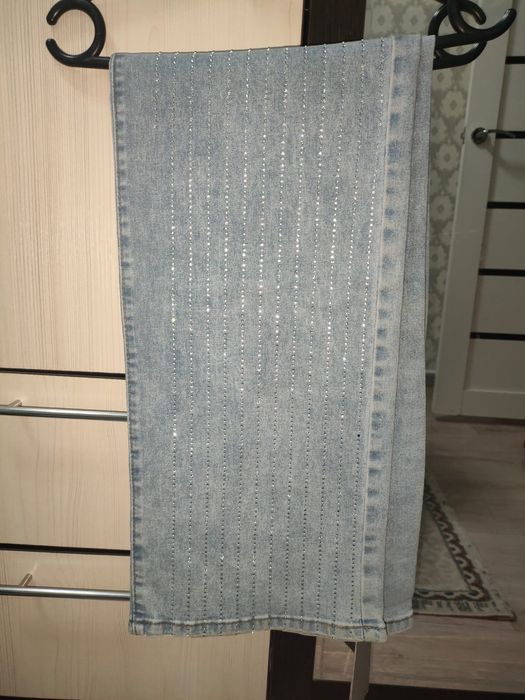 Продам джинсы 28р