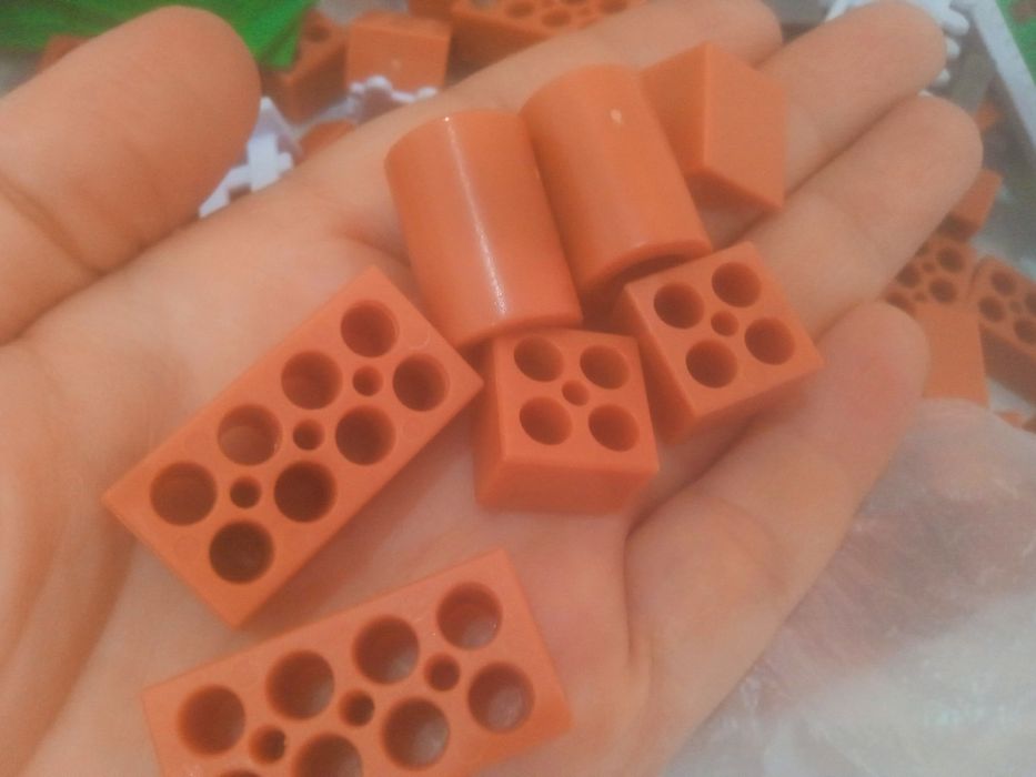 Продам конструктор дом из кирпичей