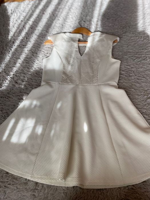 Елегантна рокля бяла