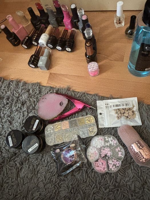 Vand produse de unghii, in stare foarte buna. Folosite doar o luna , garantie+cutie.