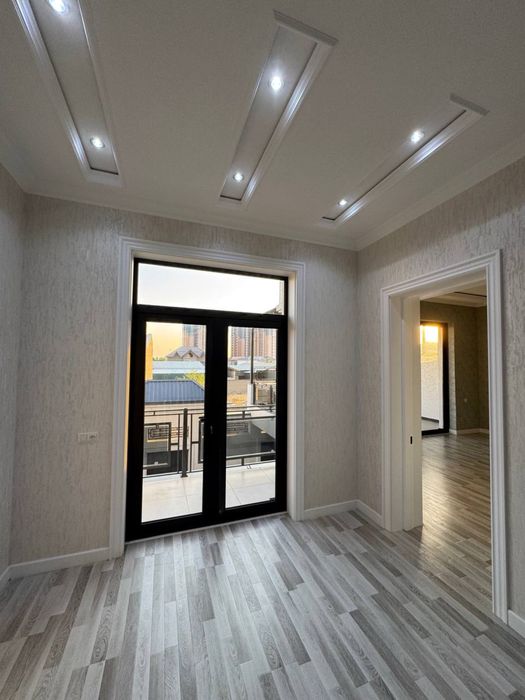 Хай тек усулидаги участка сотилади 7 хонали 2 этаж + подвал